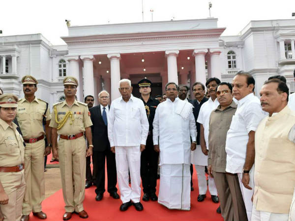  വാജുഭായ് വാലയുടെ ബോഡി മസാജിങ്ങിന് 5 പേര്‍