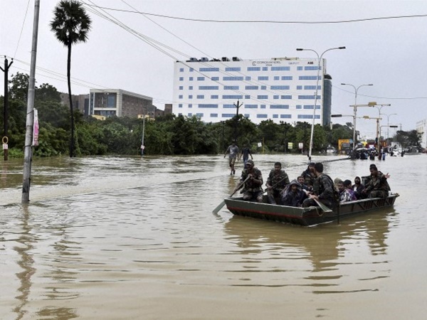ഭക്ഷണം എത്തിക്കുന്നു