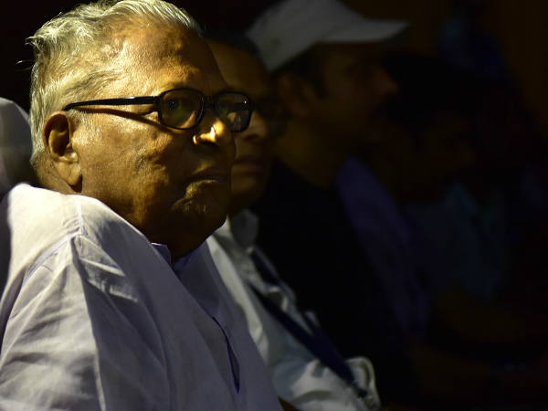 ശ്രദ്ധയോടെ ചിത്രം കാണുകയാണ്
