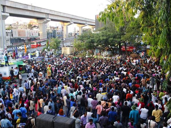 ആളുകള്‍ ഒഴുകിയെത്തി