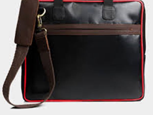 ബാഗുമായി ഓടിവന്നത്