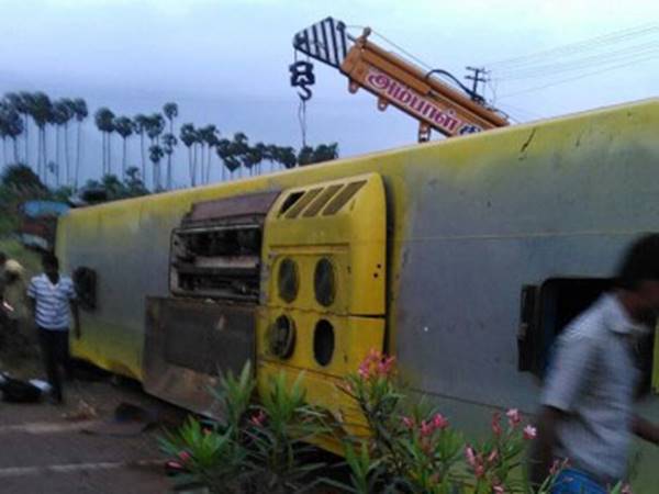 ബസ് ഉയര്‍ത്തുന്നു