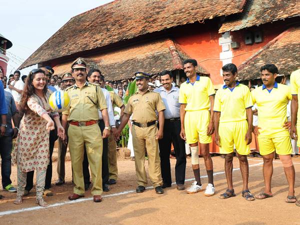 നെഞ്ചിടിപ്പോടെ വന്നു... നെഞ്ചിടിപ്പോടെ വന്നു...