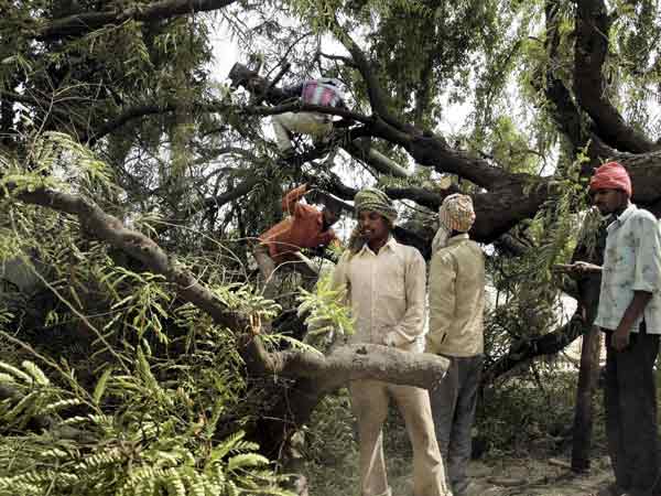 ഷൂട്ടിങിനെതിരെ ആദിവാസികള്‍