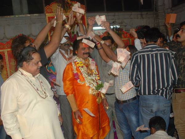 സ്വര്‍ണത്തില്‍ 'മുങ്ങി'