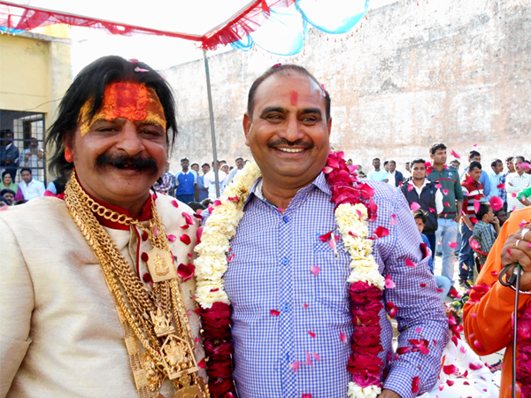  ഭീമന്‍ മോതിരങ്ങള്‍