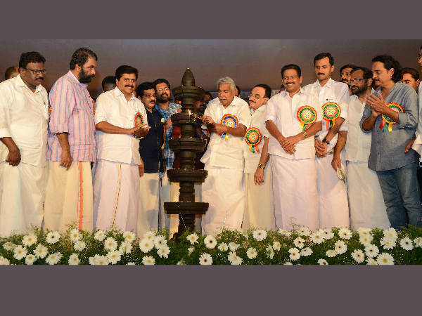 വിളക്ക് വയ്ക്കാനായി മുഖ്യമന്ത്രി