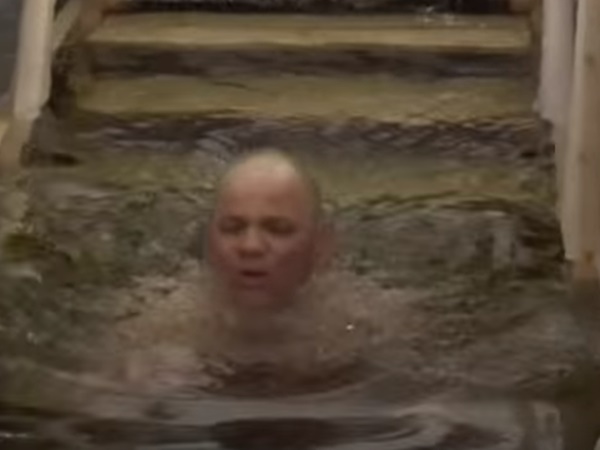 തടാകത്തിലെ വെള്ളം വാഴ്ത്തുന്നു