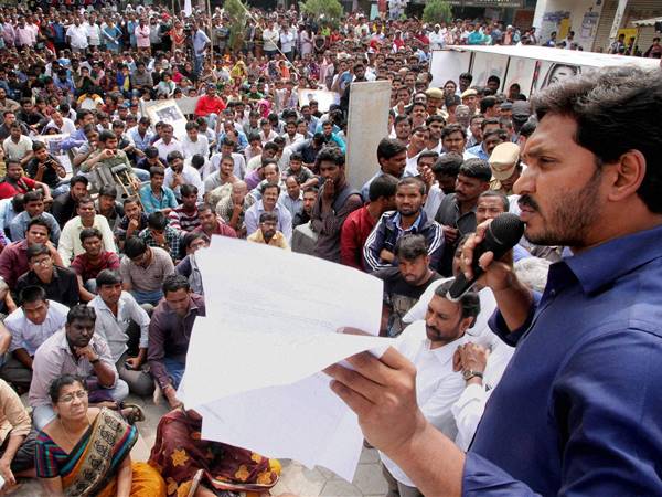 അധ്യാപകരും സമരത്തില്‍