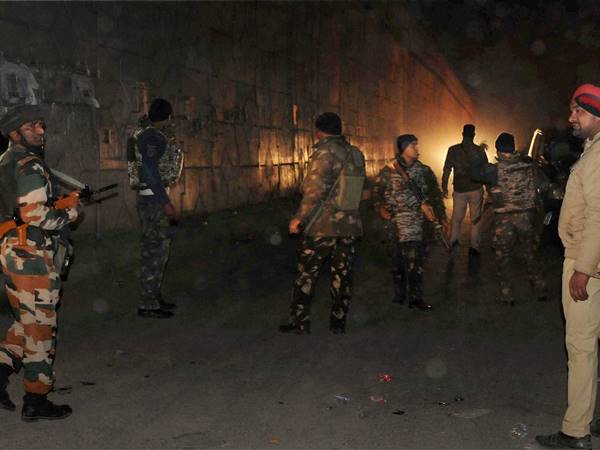 ഇന്ത്യയിലുണ്ട്, രണ്ട് കാഫിറുകളെ കൊന്നു