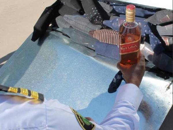 സോക്‌സില്‍ കയറ്റി