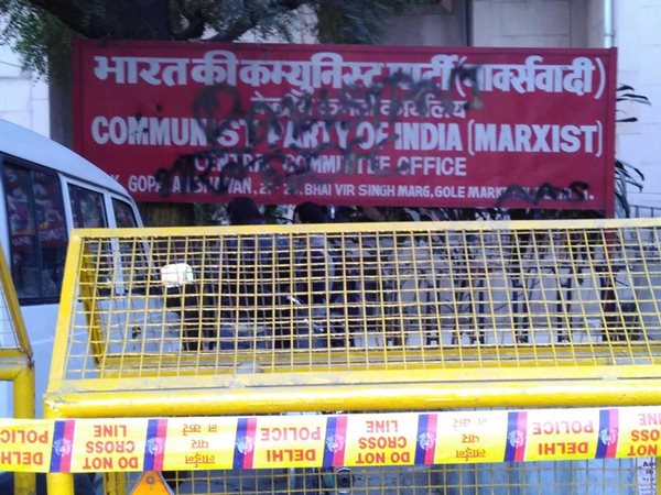  യെച്ചൂരി നോക്കിനില്‍ക്കെ