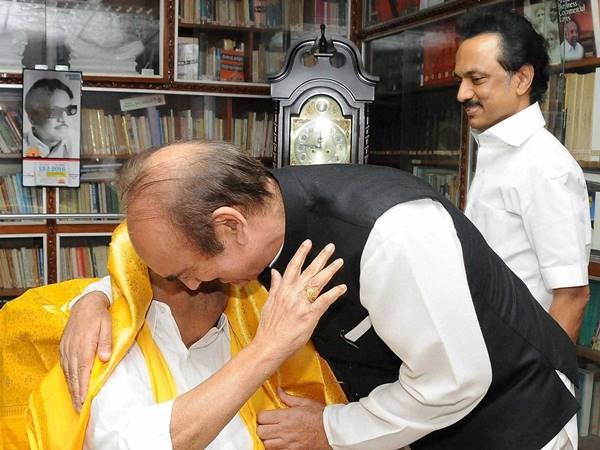 കോണ്‍ഗ്രസിനെ ഡി എം കെ രക്ഷിക്കുമോ