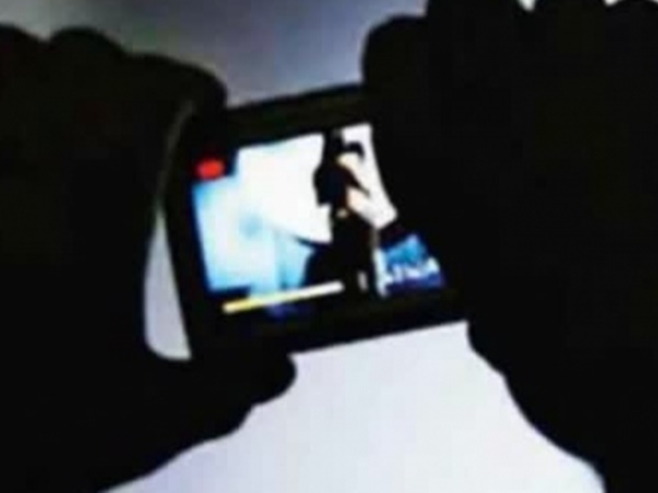 ജനാലയിലൂടെ