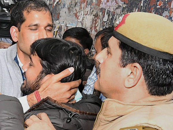 ദേശവിരുദ്ധര്‍ പാകിസ്ഥാനിലേക്ക് പോകട്ടെ