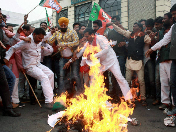 തങ്ങളെ ഗുണ്ടകളാക്കുന്നു