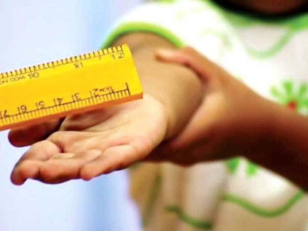 റോഡില്‍ തളര്‍ന്ന് വീണു