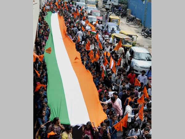 ആര്‍ എസ് എസ് കൊടിക്കൊപ്പം ദേശീയ പതാക