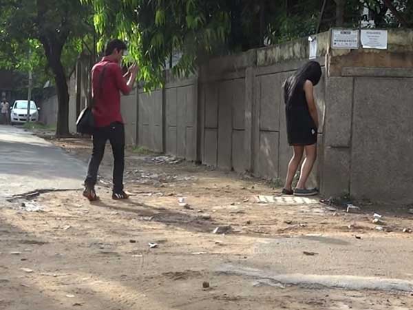 പരസ്യമായി മൂത്രമൊഴിക്കല്‍