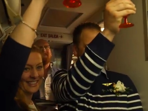 വിമാനം വിവാഹ വേദിയാക്കിയത്