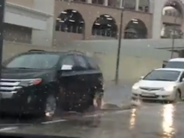 ശക്തമായ ഇടി