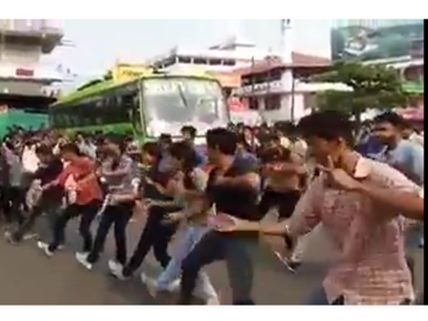 തകര്‍ക്കുന്നു