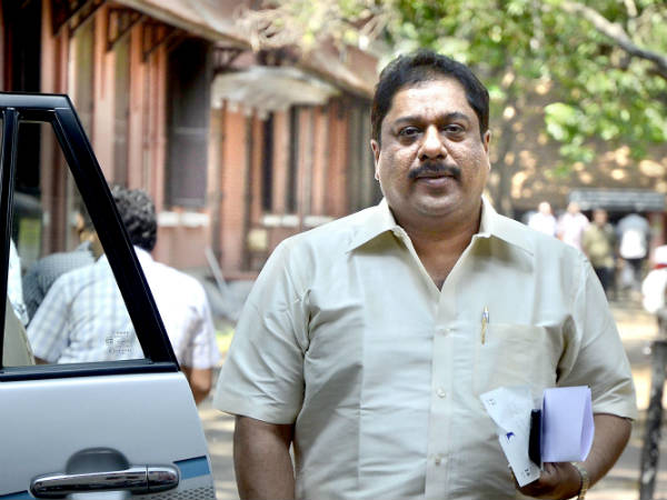 ഇവിടെ നടക്കുന്നത്