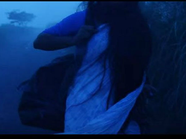 വസ്ത്രം വലിച്ച് കീറി 