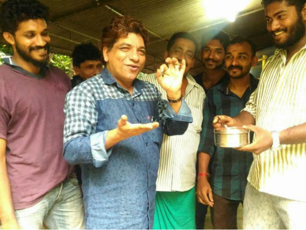 സല്‍ക്കാരം പാഡിയോട് ചേര്‍ന്നുള്ള വീട്ടില്‍