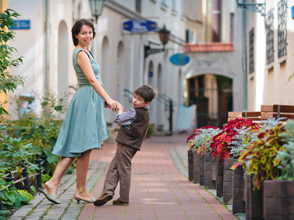 ഇളയ കുട്ടികലെ കെയര്‍ ചെയ്യുക