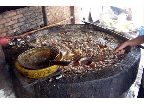 അഴുക്കുചാലില്‍ നിന്നും വരുന്ന വെള്ളം