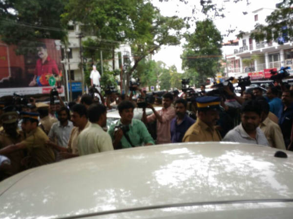 തല്ലിത്തകര്‍ത്തു