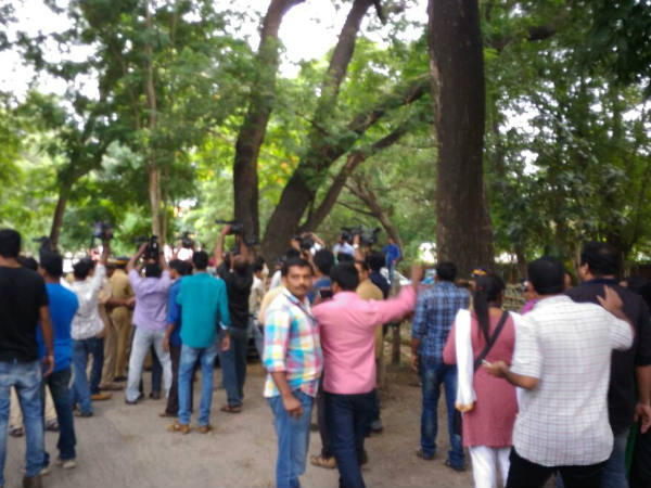 ബിയറും ട്യൂബ് ലൈറ്റും