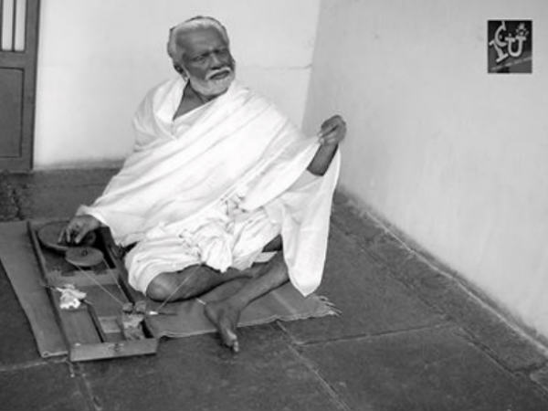 നൂല്‍ നൂല്‍ക്കുന്ന കുമ്മനം