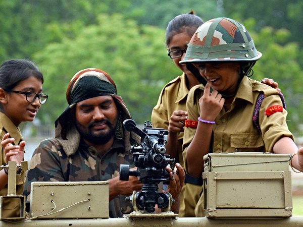 ആര്... ആര്‍ക്ക്