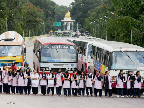 വെള്ളം കൊടുക്കുന്നുണ്ട്