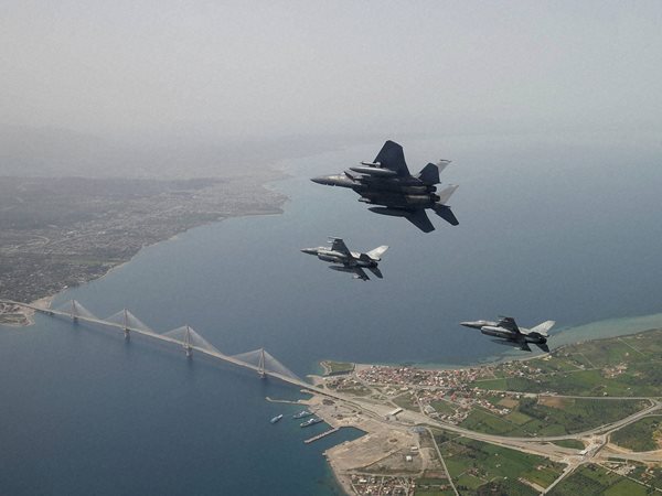 യുദ്ധവിമാനം വെടിവച്ചിട്ടു