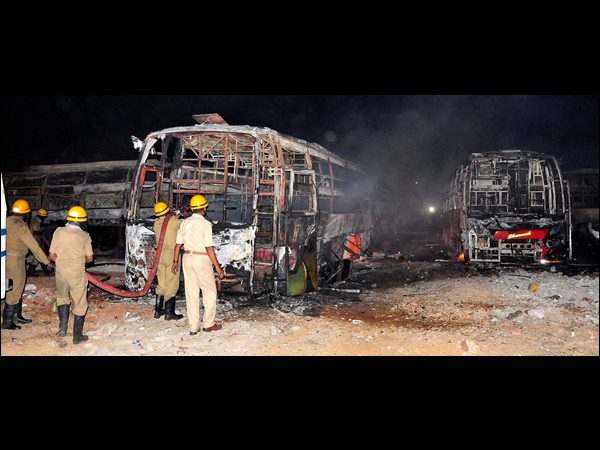 വന്നത് ബസ് കത്തിക്കാന്‍ തന്നെ? 