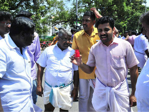 രക്തരൂക്ഷിതം ആകണം