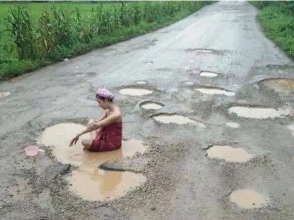  നടുറോഡില്‍ സ്ത്രീകളുടെ കുളി