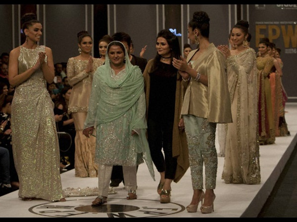 അപമാനഭാരവും പേറി അപമാനഭാരവും പേറി