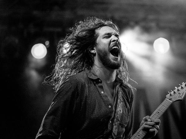 ആഡംഭര ജീവിതം ആഡംഭര ജീവിതം