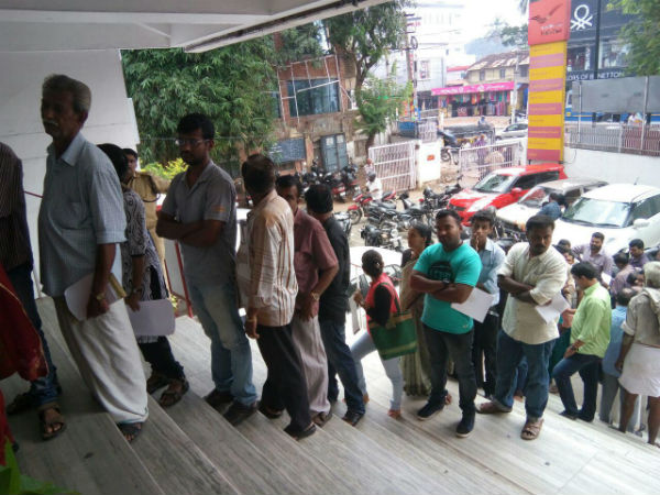 എല്ലാവര്‍ക്കും ടോക്കണ്‍ നല്‍കുന്നുണ്ട്