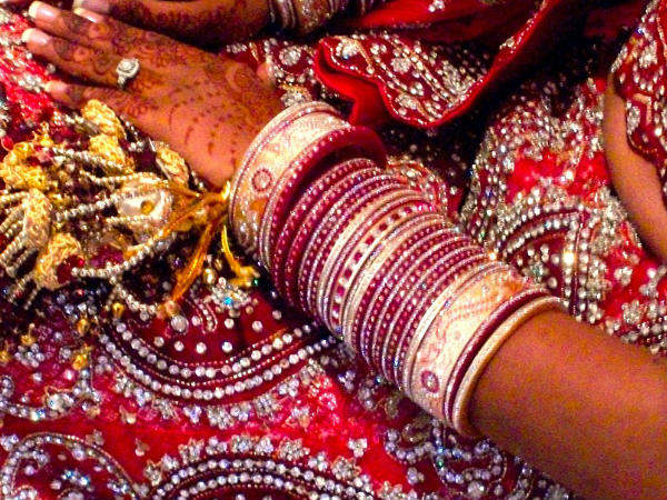 യുവതികളെ പരിചയപ്പെട്ടു