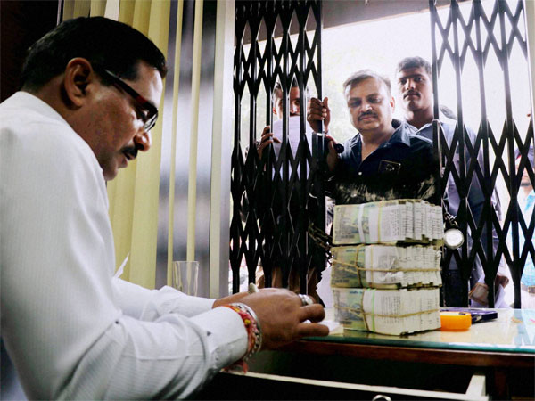 ആളുകളെ തിരിച്ചയക്കല്‍