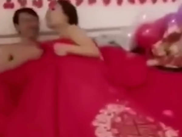 പുതപ്പ് വലിച്ച് മാറ്റി പുതപ്പ് വലിച്ച് മാറ്റി