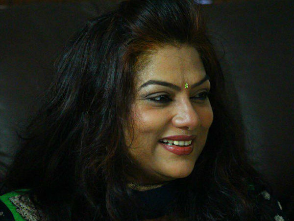 നടികള്‍ക്ക് യോഗ്യതയില്ല