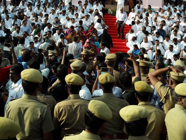 സംഘര്‍ഷം, പോലീസ് ലാത്തിവീശി
