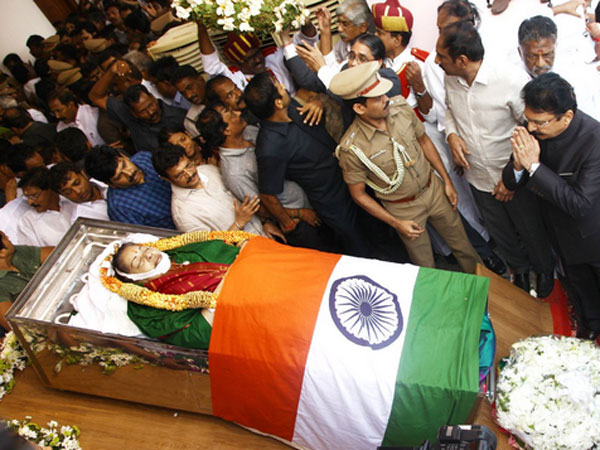 ഔദ്യോഗിക ബഹുമതികളോടെ