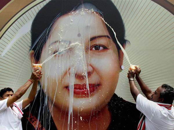 അമ്മയില് നിന്നും ചിന്നമ്മയിലേക്ക് അമ്മയില് നിന്നും ചിന്നമ്മയിലേക്ക്